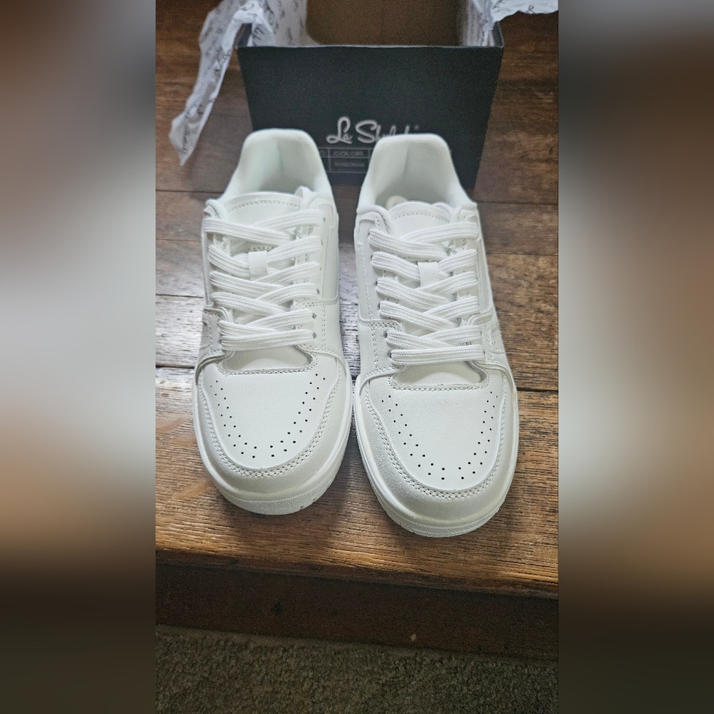La Sheelah Women's White Sneakers NWT